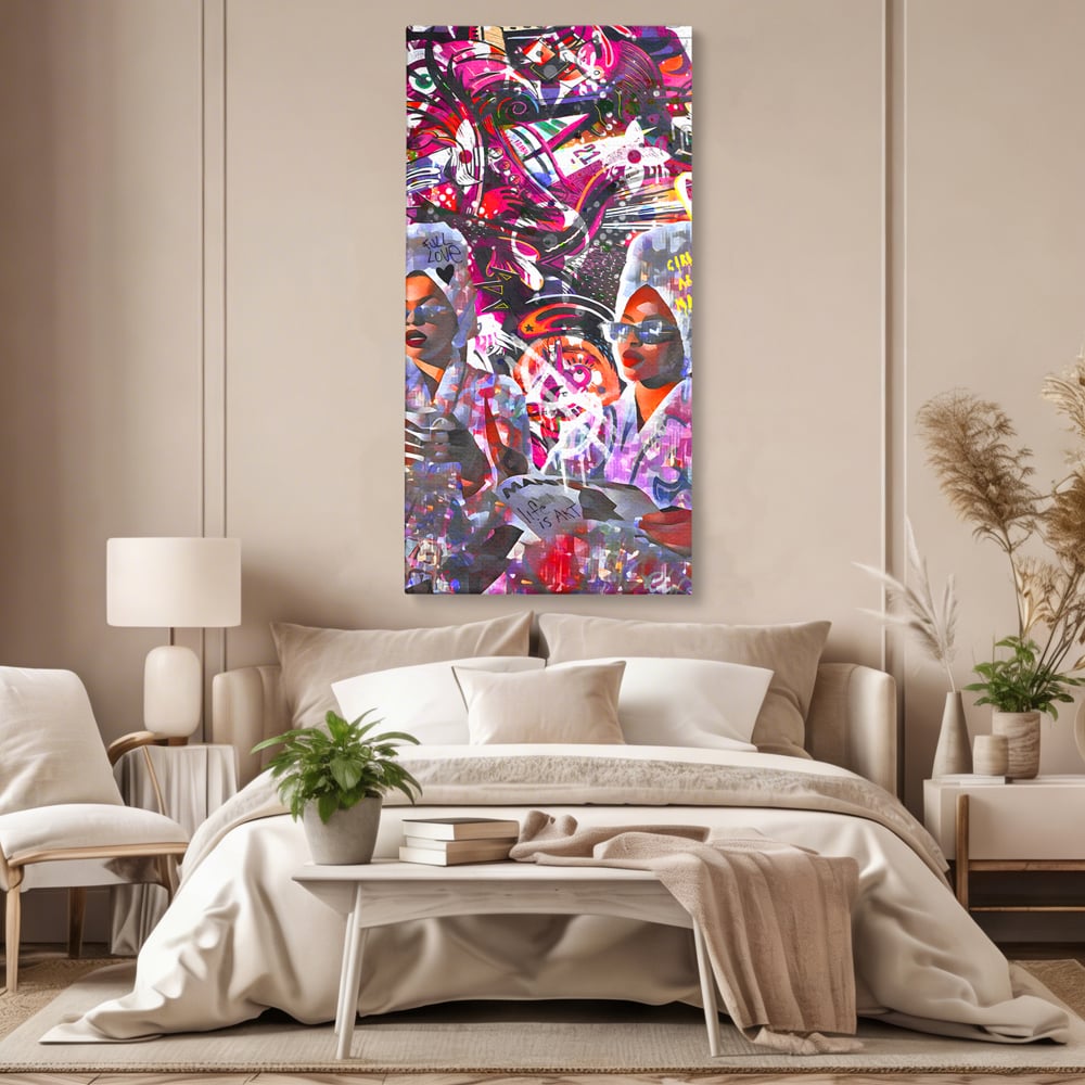 Tablou canvas cu tablou canvas cu femei si graffitti, fara rama, pe sasiu de lemn, pe perete intr-un dormitor